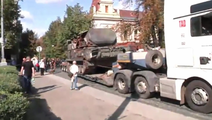 На Соборній площі Чернівців розвантажують знищену російську техніку