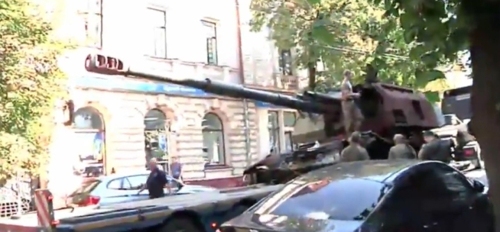 На Соборній площі Чернівців розвантажують знищену російську техніку