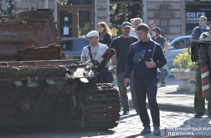 До Чернівців привезли потрощену техніку російських окупантів