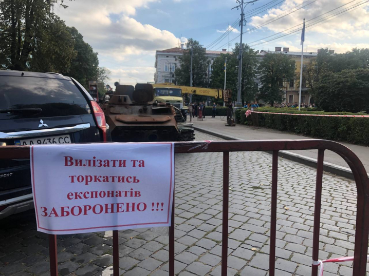 З Соборної площі прибрали машину, у якій, ймовірно, виявили боєприпас З Соборної площі прибрали машину, у якій, ймовірно, виявили боєприпас