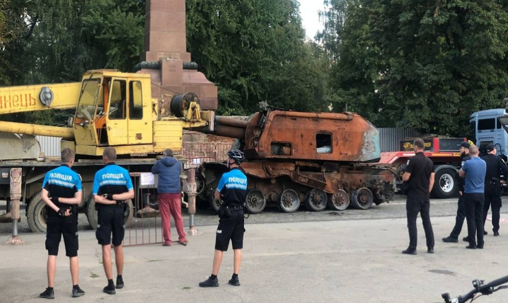 З Соборної площі прибрали машину, у якій, ймовірно, виявили боєприпас З Соборної площі прибрали машину, у якій, ймовірно, виявили боєприпас