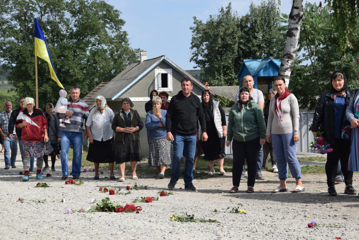 Буковина в останню дорогу провела загиблого військового Дениса Юлика 