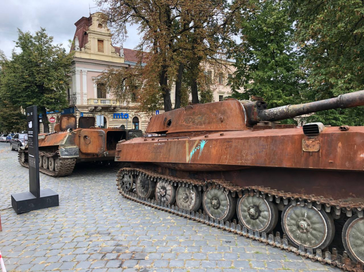 У Чернівцях досі не прибрали ворожу техніку з Соборної площі