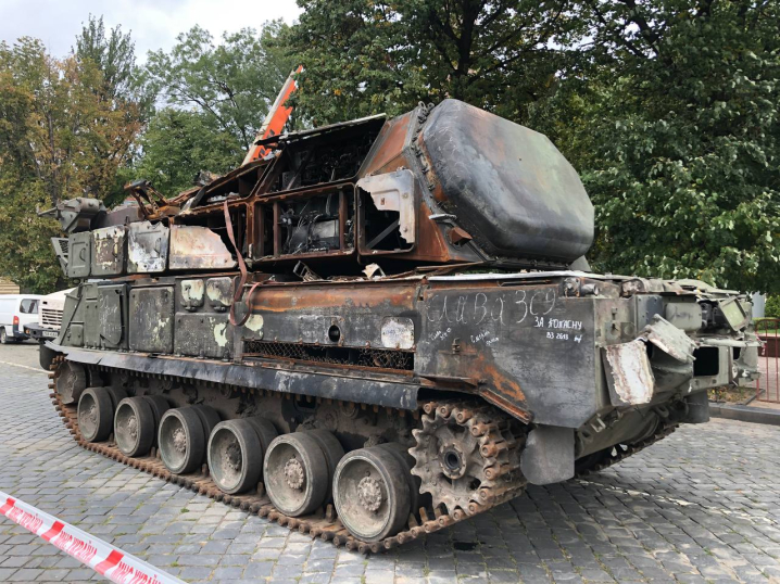 У Чернівцях досі не прибрали ворожу техніку з Соборної площі