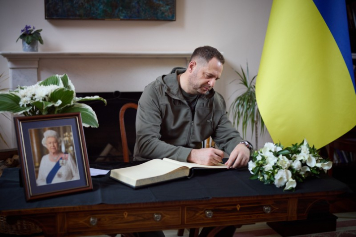 Президент України вшанував пам’ять Її Величності Королеви Єлизавети II