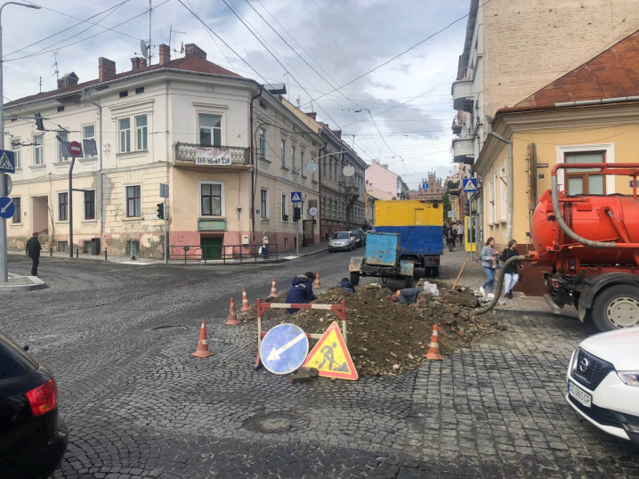 У Чернівцях розкопали недавно відремонтоване перехрестя Університетської-Хмельницького