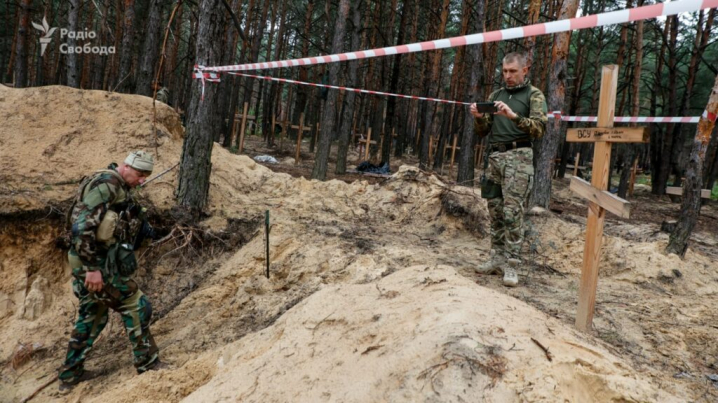 Закопано понад 440 тіл: у лісі біля Ізюма знайдено місце масового поховання