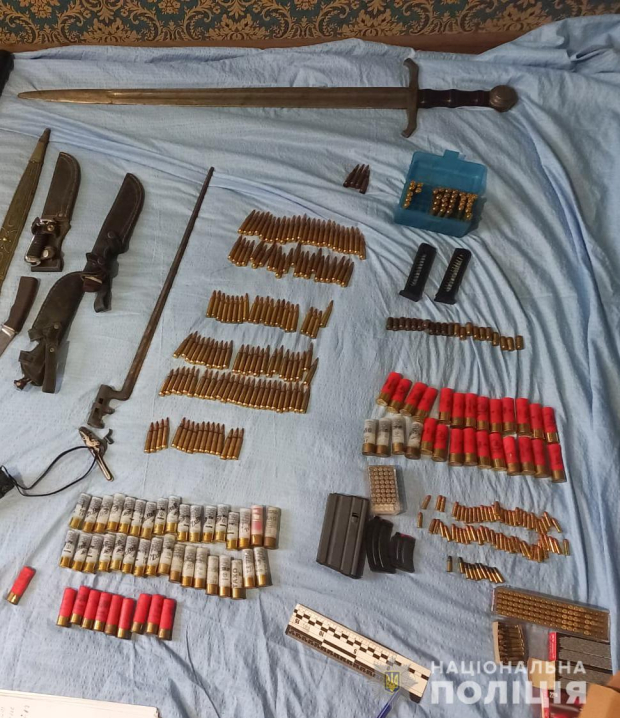 Зберігав зброю та боєприпаси: у Чернівцях співробітники карного розшуку затримали чоловіка