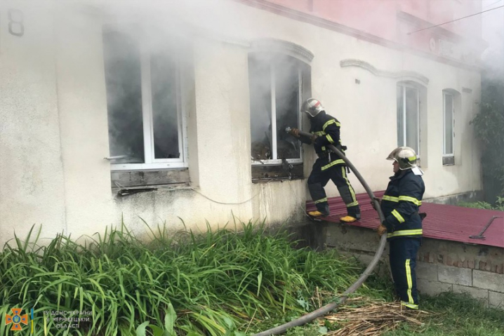 Діти гралися з вогнем: у Хотині горіла квартира Діти гралися з вогнем: у Хотині горіла квартира