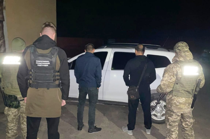 На Буковині за спробу порушення кордону затримали 11 чоловіків та вилучили цигарки