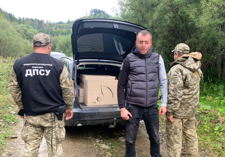 На Буковині за спробу порушення кордону затримали 11 чоловіків та вилучили цигарки
