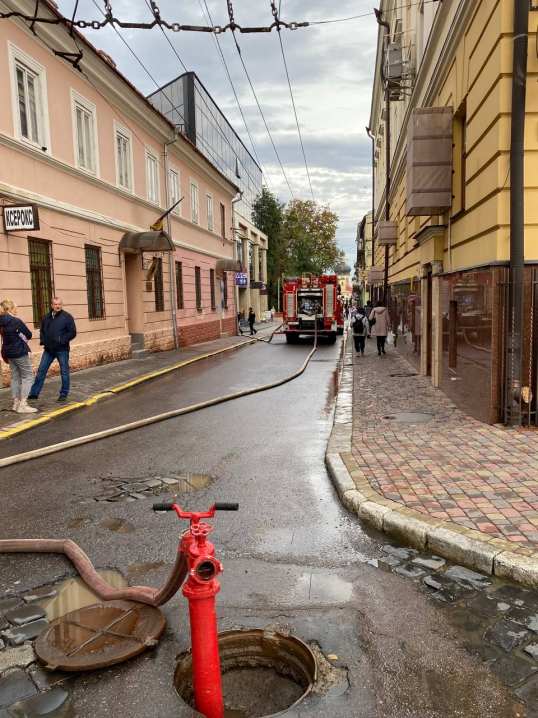 У центрі Чернівців горів ресторан "Хата" У центрі Чернівців горів ресторан "Хата"