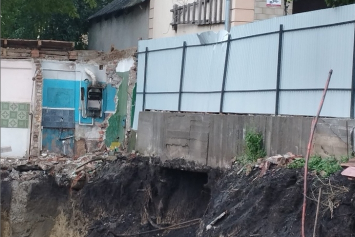 У центрі Чернівців екскаватором підкопали фундамент приватного будинку: є загроза руйнування У центрі Чернівців екскаватором підкопали фундамент приватного будинку: є загроза руйнування