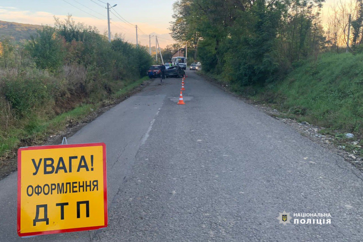 Виїхав за межі дороги та перекинувся: у Чернівцях сталася аварія з постраждалим