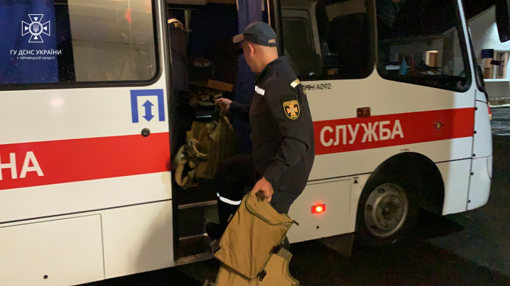 Буковинські рятувальники вирушили на Харківщину допомагати колегам
