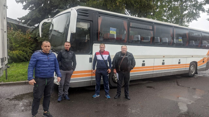 Хотинська громада отримала два сучасні автобуси з Польщі