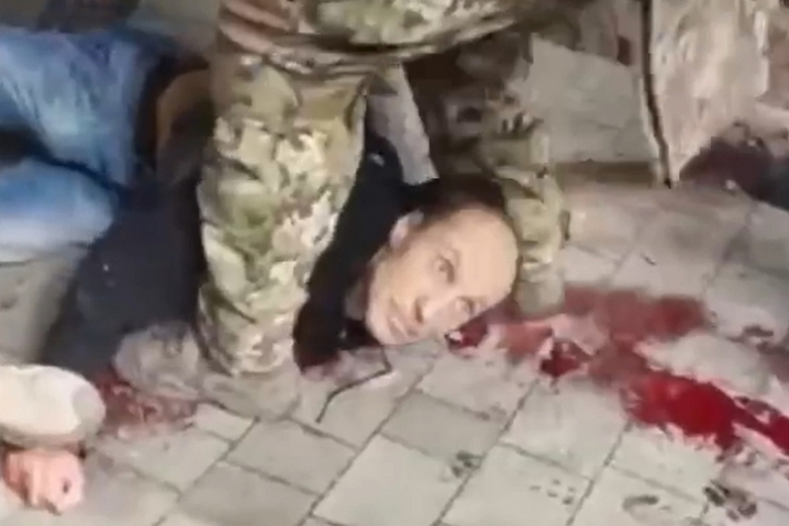 Чернівецького стрілка били ногами по голові під час затримання (відео 18+)