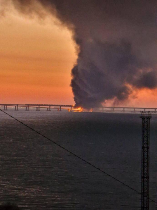 На Кримському мосту стався вибух, горить цистерна