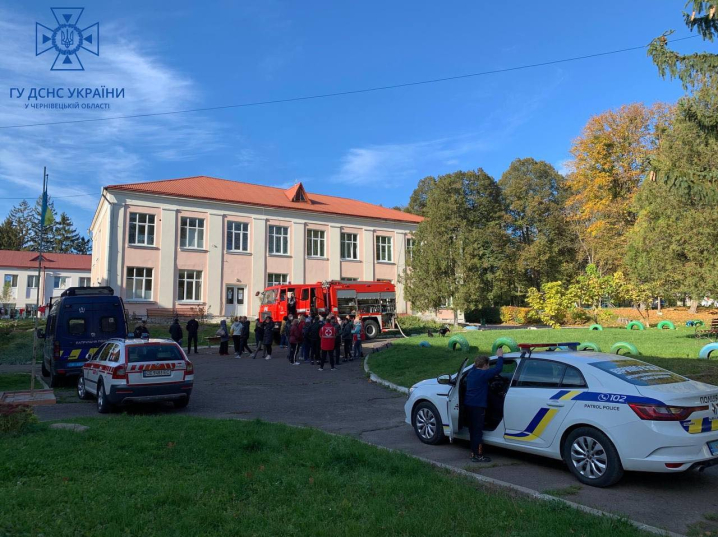 Чернівецькі рятувальники провели інтерактивний захід для переселенців Чернівецькі рятувальники провели інтерактивний захід для переселенців