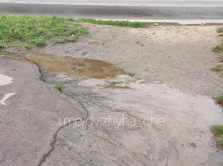 У Чернівцях - масштабний витік води на Комарова: комунальників на місці немає