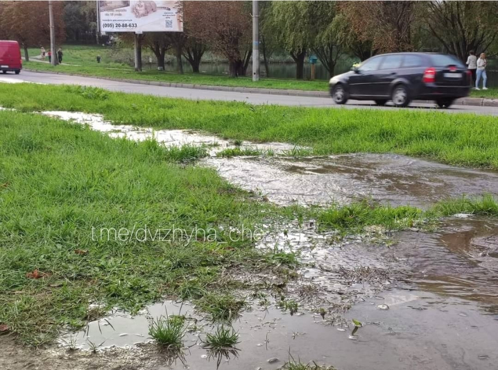 У Чернівцях - масштабний витік води на Комарова: комунальників на місці немає