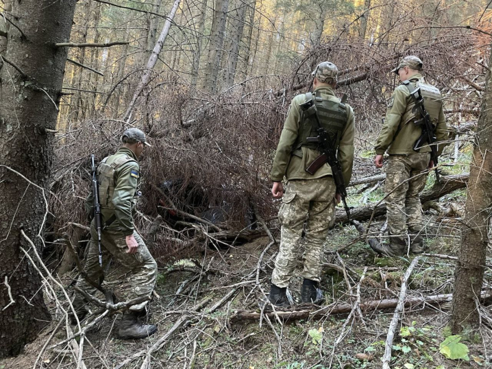 На Буковині прикордонники виявили схованку з контрабандними сигаретами На Буковині прикордонники виявили схованку з контрабандними сигаретами