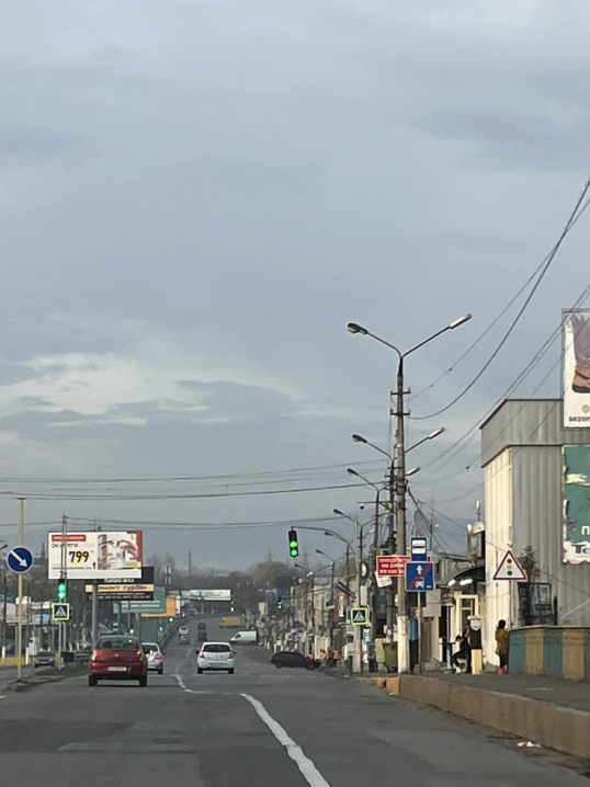 Чернівці в диму: попри заборону невідомі палять листя