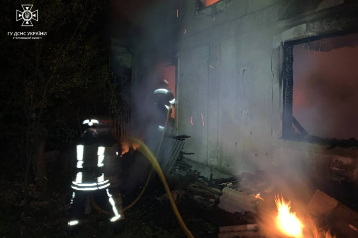 На Буковині внаслідок пожежі згорів двоповерховий будинок На Буковині внаслідок пожежі згорів двоповерховий будинок