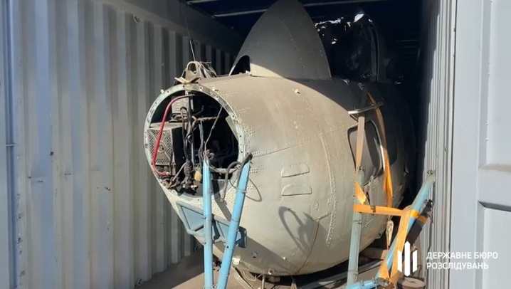 Переховували 15 років: на Одеській митниці знайшли гелікоптер Мі-2 Переховували 15 років: на Одеській митниці знайшли гелікоптер Мі-2