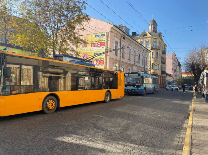 Під час тривоги тролейбуси не курсують: чернівчани масово спізнюються на роботу Під час тривоги тролейбуси не курсують: чернівчани масово спізнюються на роботу