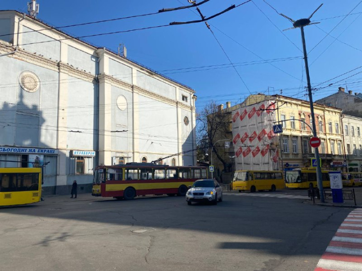 Під час тривоги тролейбуси не курсують: чернівчани масово спізнюються на роботу Під час тривоги тролейбуси не курсують: чернівчани масово спізнюються на роботу