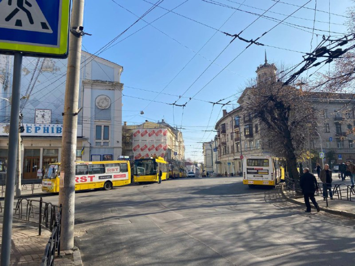 Під час тривоги тролейбуси не курсують: чернівчани масово спізнюються на роботу Під час тривоги тролейбуси не курсують: чернівчани масово спізнюються на роботу