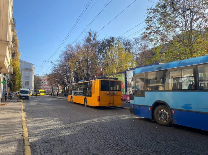 Під час тривоги тролейбуси не курсують: чернівчани масово спізнюються на роботу Під час тривоги тролейбуси не курсують: чернівчани масово спізнюються на роботу