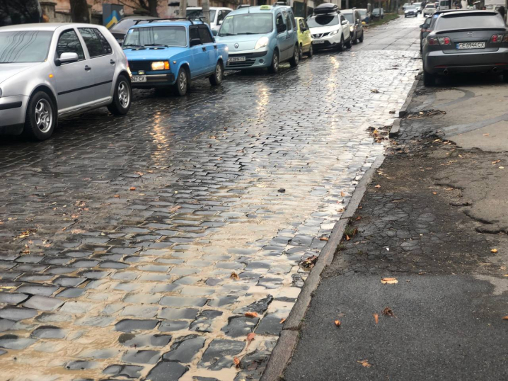 У Чернівцях на Головній багнюкою підтопило зупинку транспорту У Чернівцях на Головній багнюкою підтопило зупинку транспорту