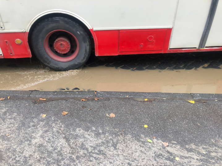 У Чернівцях на Головній багнюкою підтопило зупинку транспорту У Чернівцях на Головній багнюкою підтопило зупинку транспорту