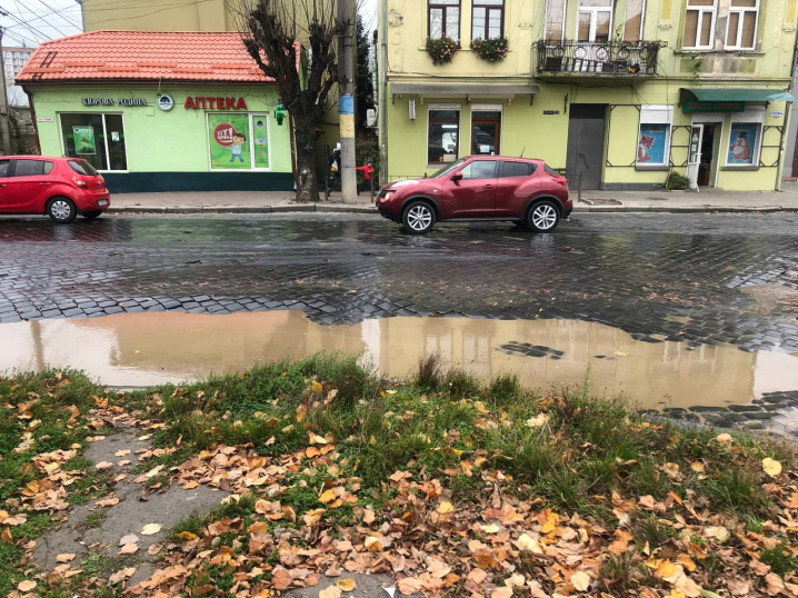 У Чернівцях на Головній багнюкою підтопило зупинку транспорту У Чернівцях на Головній багнюкою підтопило зупинку транспорту