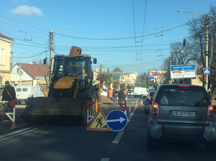 У Чернівцях таки розрили нещодавно відремонтовану дорогу на Героїв Майдану У Чернівцях таки розрили нещодавно відремонтовану дорогу на Героїв Майдану