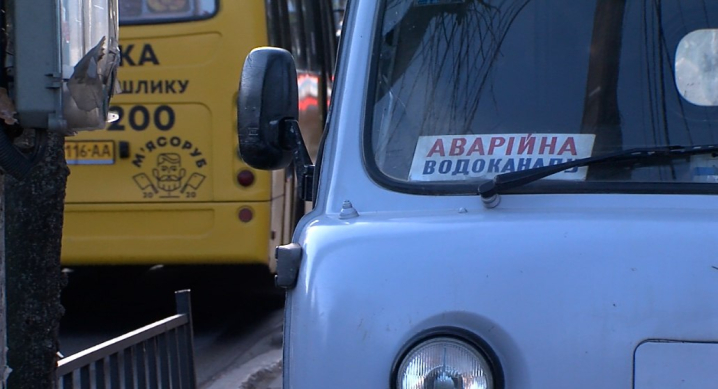 Феєричні фото: водоканал розкопав свіжий асфальт на Героїв Майдану