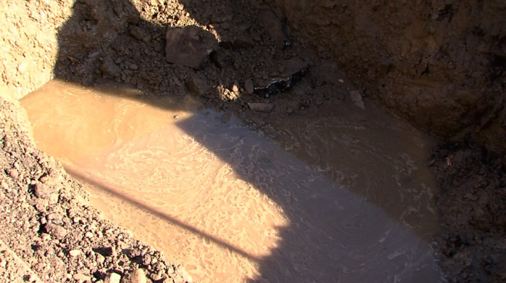 Феєричні фото: водоканал розкопав свіжий асфальт на Героїв Майдану