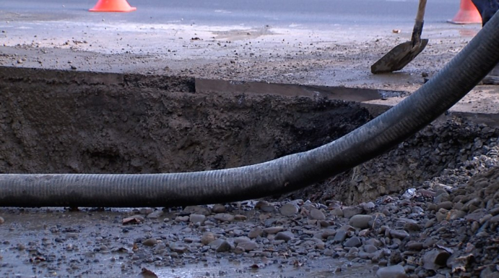 Феєричні фото: водоканал розкопав свіжий асфальт на Героїв Майдану