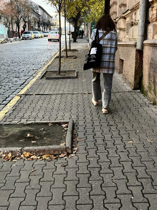 Безглузде витрачання коштів: на вулиці Франка у Чернівцях знімають цілу бруківку