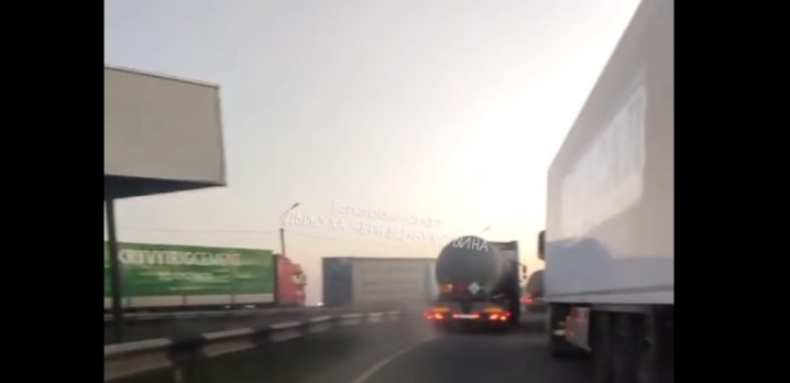 Черга вантажівок до пункту пропуску "Порубне" на Буковині сягнула більше 50 км