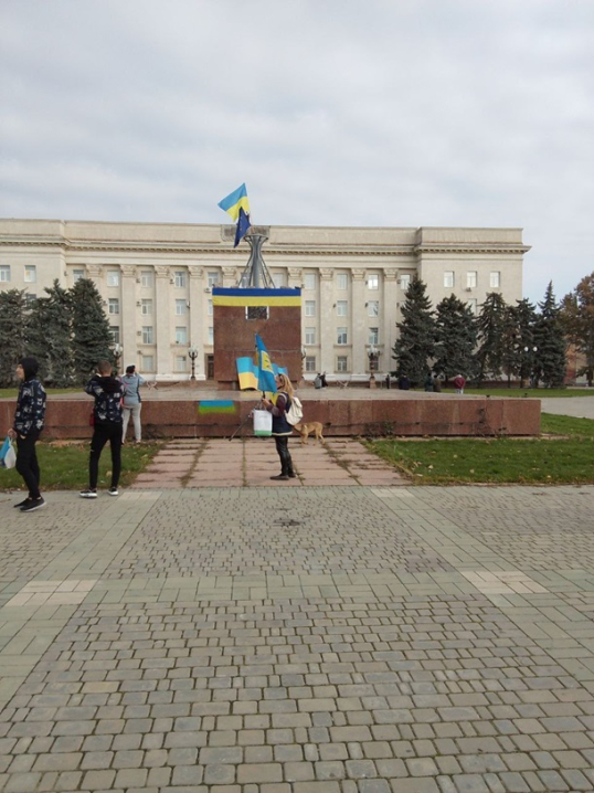 В мережі публікують світлини українських прапорів у Херсоні