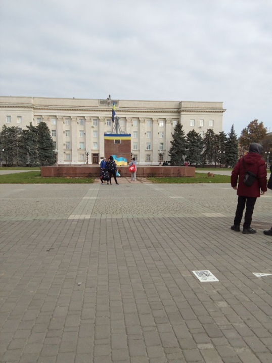 В мережі публікують світлини українських прапорів у Херсоні