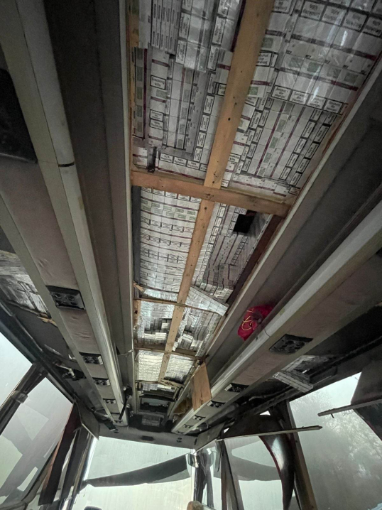 "Тютюнова подорож": прикордонники виявили туристичний автобус набитий сигаретами