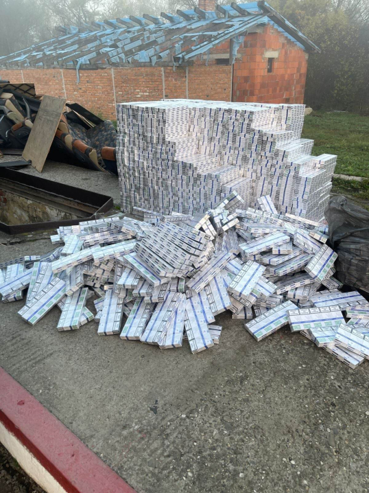 "Тютюнова подорож": прикордонники виявили туристичний автобус набитий сигаретами