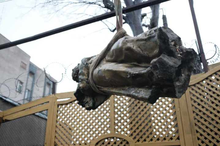 У Чернівцях демонтували пам'ятник російському поету Олександру Пушкіну