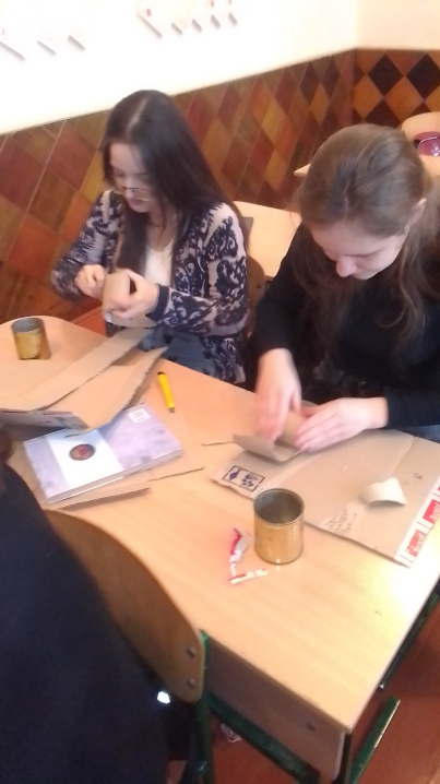 З турботою про захисників України: учні ліцею на Сокирянщині виготовляють окопні свічки