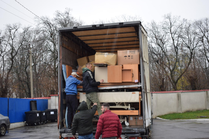 Меблі, ліжка, одяг: німецькі благодійники передали для Сокирянської лікарні гумвантаж