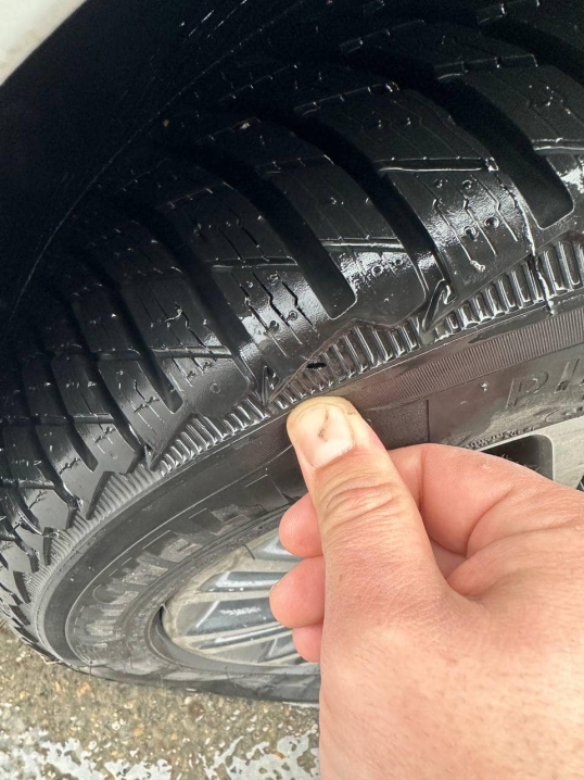 На Заставнянській водій залишився без двох коліс через глибоку яму на дорозі На Заставнянській водій залишився без двох коліс через глибоку яму на дорозі